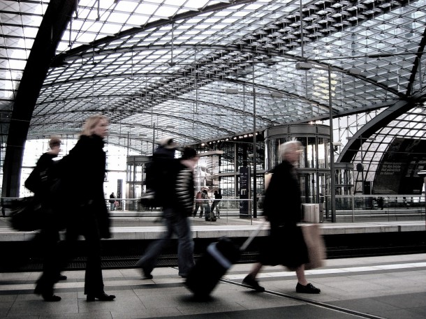 Bahn statt Flieger: Für Reisende ist eine Zugfahrt oft billiger (Quelle: henningbulka CC BY-NC-SA 2.0)