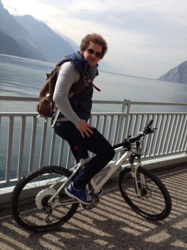 Mit dem Pedelec am Gardasee: Auf den ersten Blick fällt der Unterschied zu einem Mountainbike nicht auf. (Quelle: Kathrin Anni Lettner)