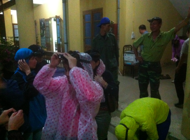 Wir bereiten uns auf die nächtliche Dschungeltour vor - mit Stirnlampen und eingezwängt in mückensichere Kleidung