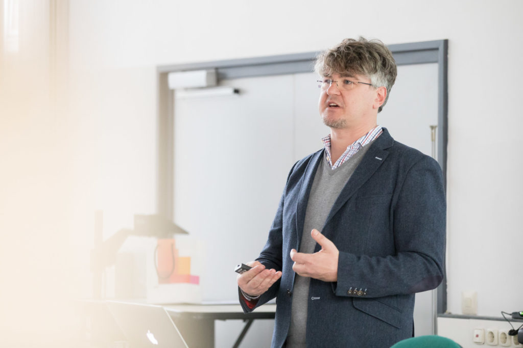 Prof. Dr. Lars Rademacher hält einen Vortrag