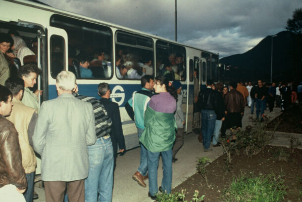 Zweites Bild: Vertriebene Bosniak:innen, die mit dem Bus ankommen, um zu wählen. Bosnien und Herzegowina, 1996 / Quelle: Europäische Kommission