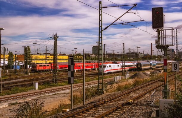 Züge vor einem Bahnhof auf den Gleisen.