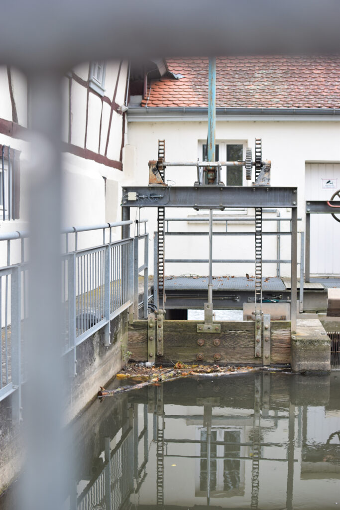 Die alte Mühle, die sich am Rande der Altstadt von Babenhausen befindet, wirkt märchenhaft romantisch. Der Fluss rauscht durch das historische Gebäude, ohne grünen Strom zu produzieren.